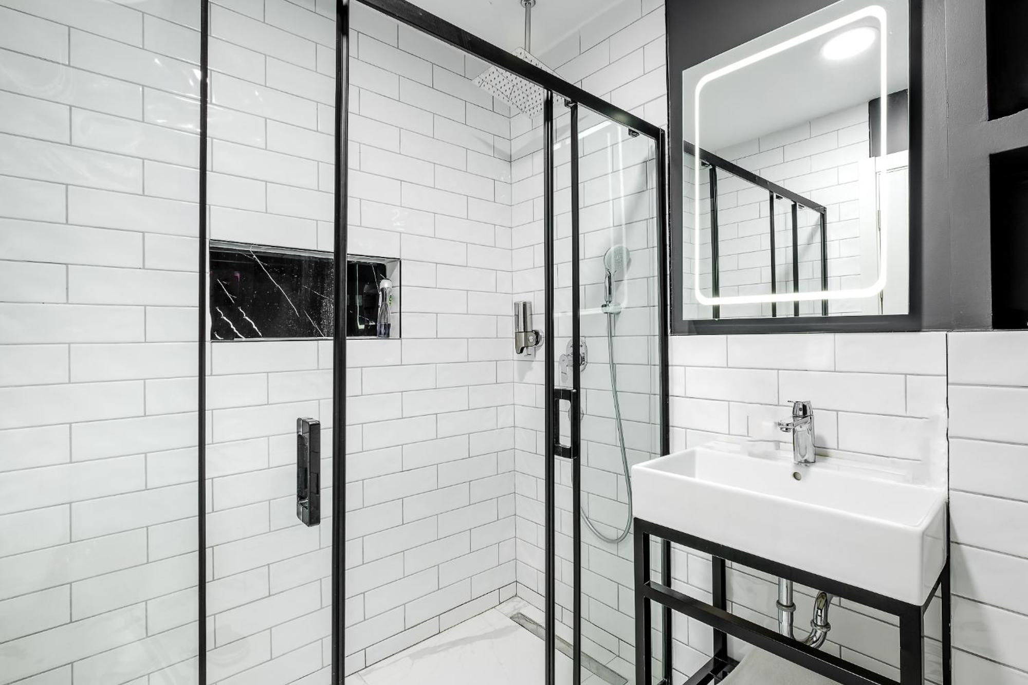 Montenegro Lodge Kavač 客房 照片 A shower enclosure