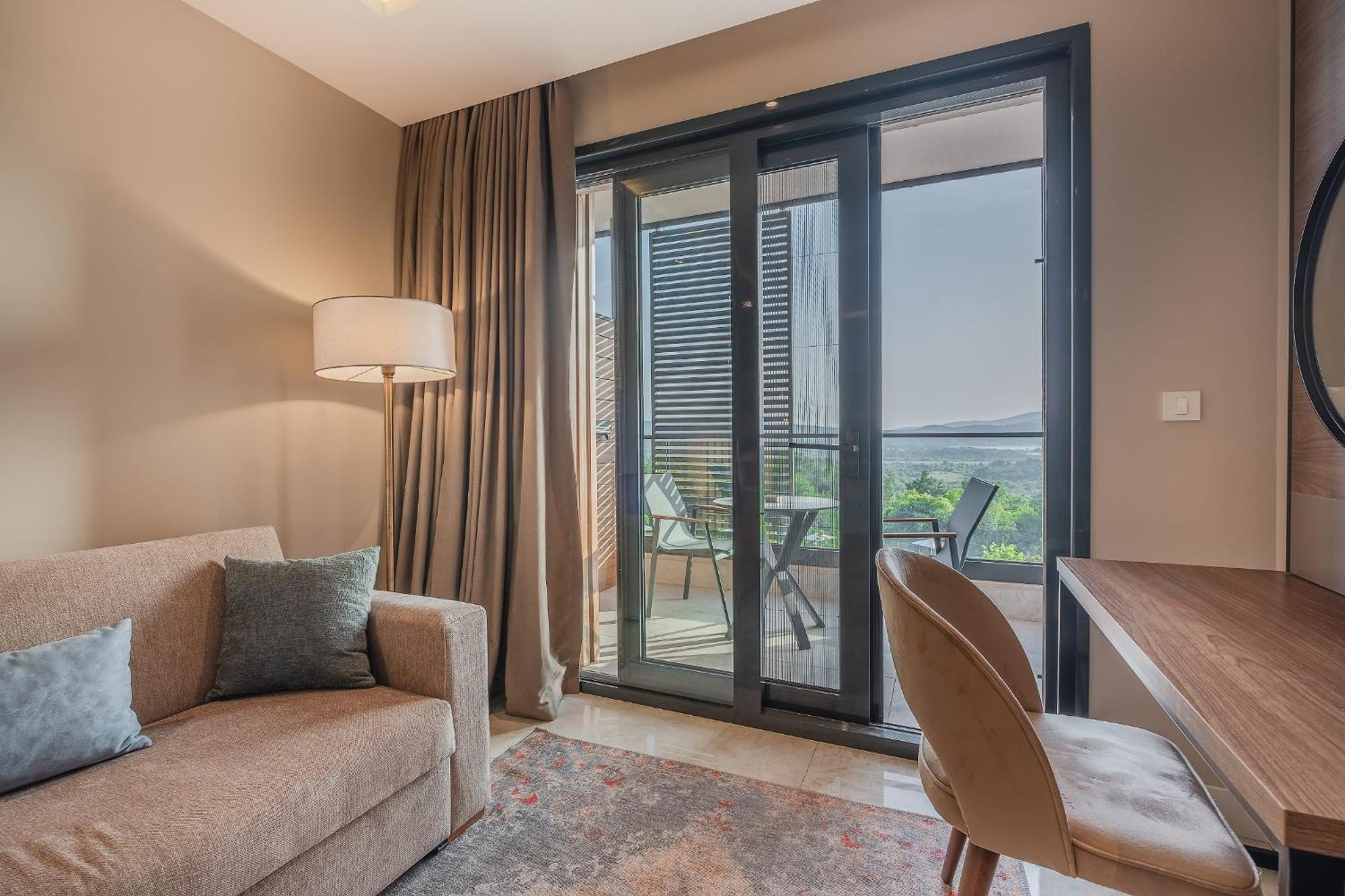 Montenegro Lodge Kavač 客房 照片 A living room with a sliding door