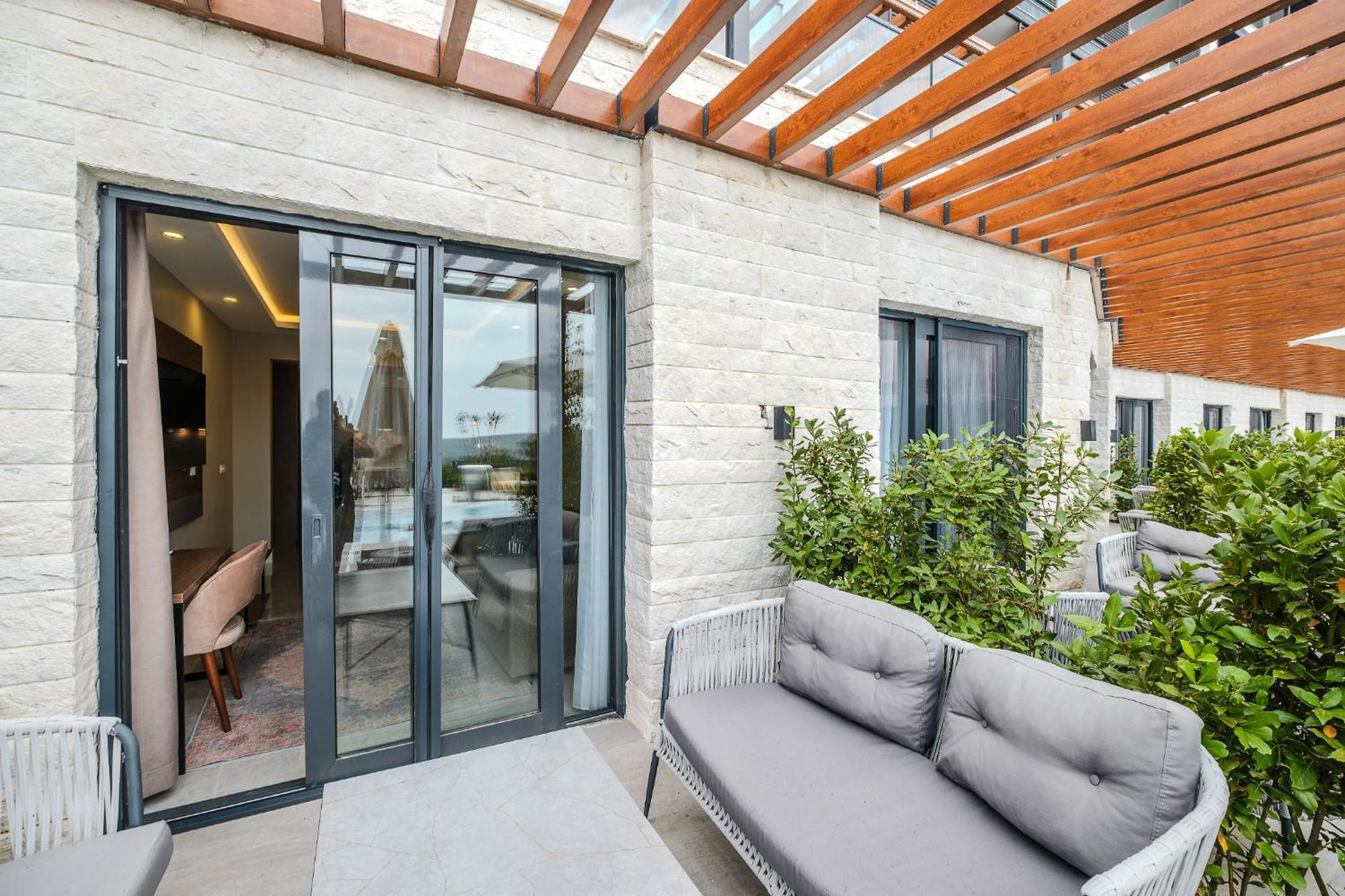 Montenegro Lodge Kavač 客房 照片 A sliding door