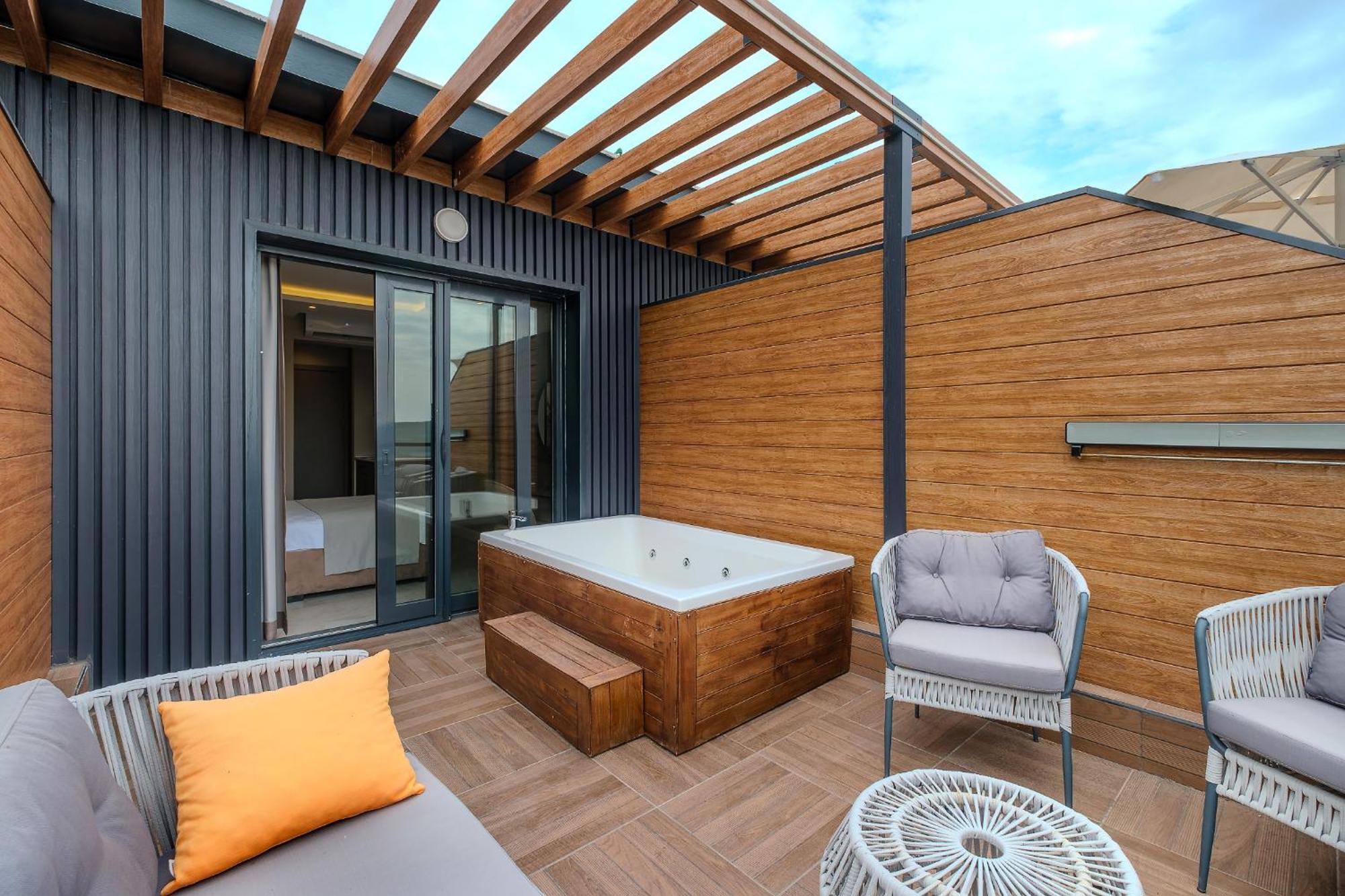 Montenegro Lodge Kavač 客房 照片 A rooftop jacuzzi