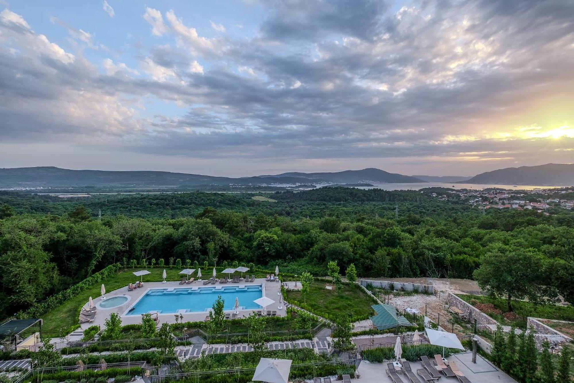 Montenegro Lodge Kavač 外观 照片 View of the resort