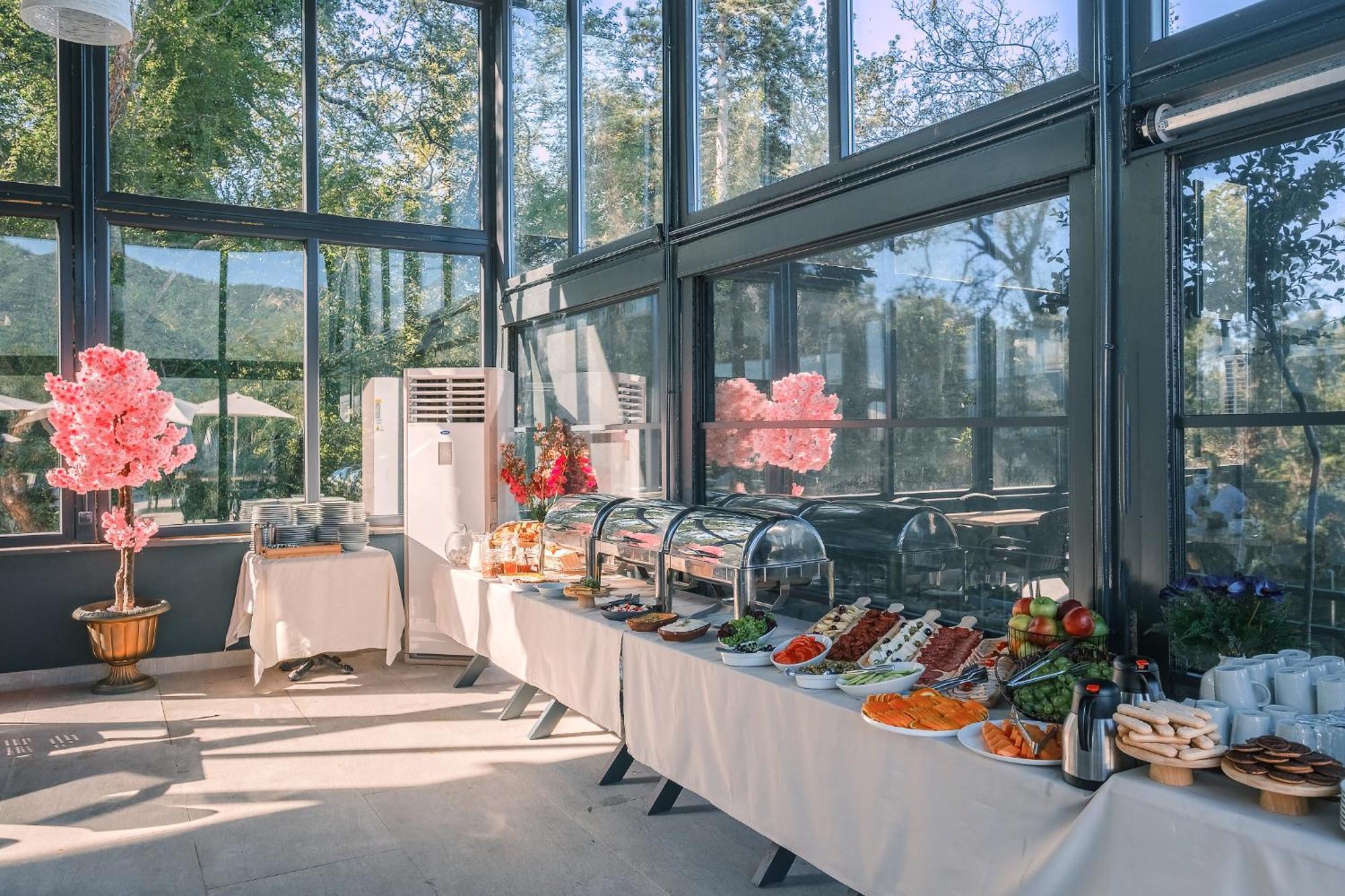 Montenegro Lodge Kavač 外观 照片 A buffet at a restaurant