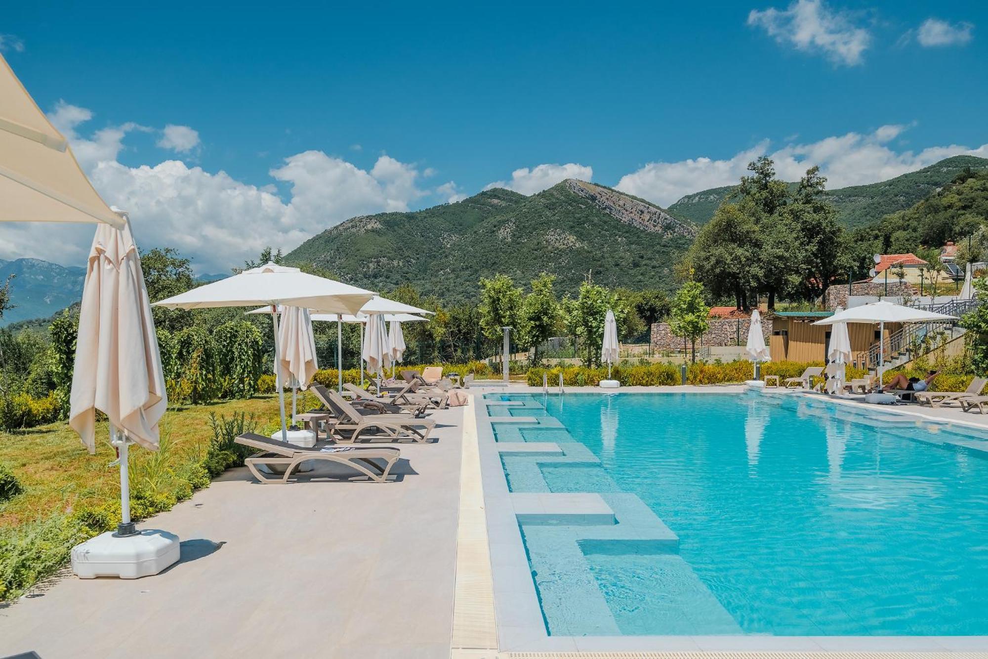 Montenegro Lodge Kavač 外观 照片 The swimming pool at the hotel